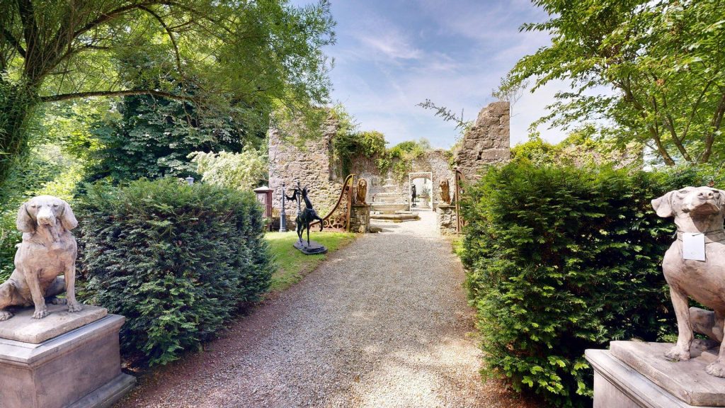 Matterport Virtual Tour featuring gardens